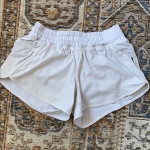 Lululemon white hotty hot short 4” size 8